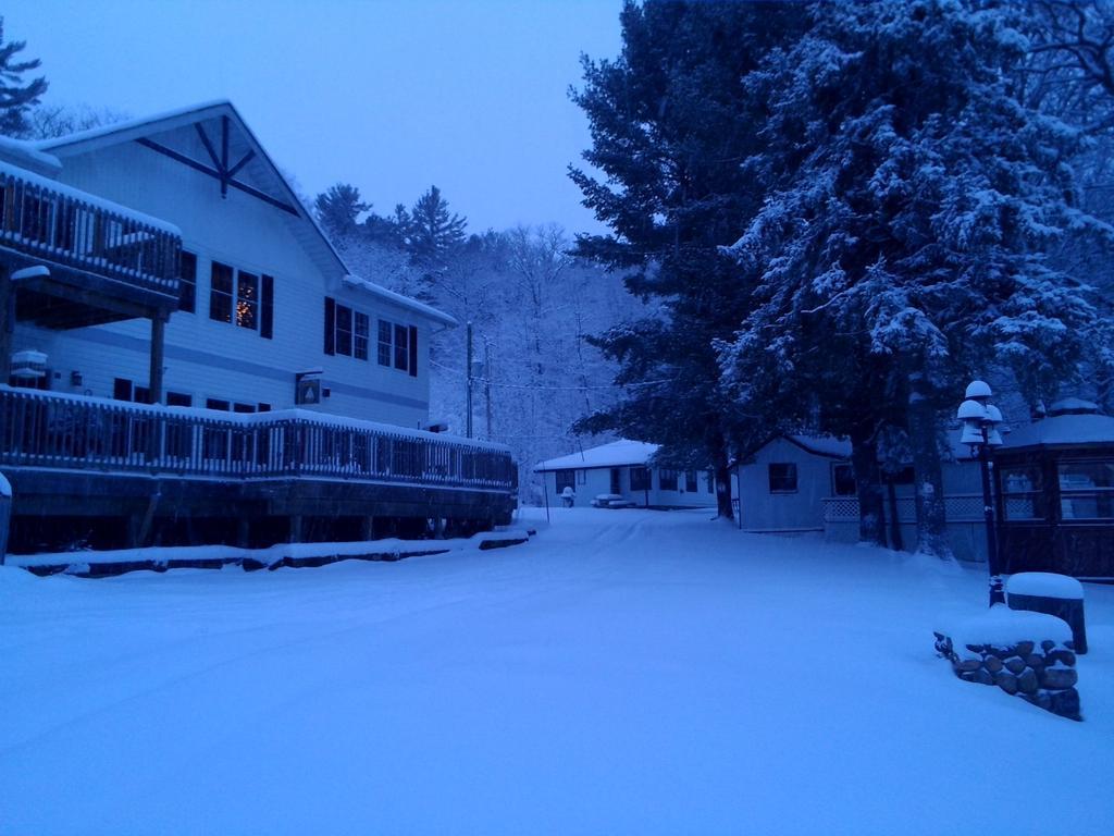 Little Hawk Resort & Marina Algonquin Highlands Esterno foto